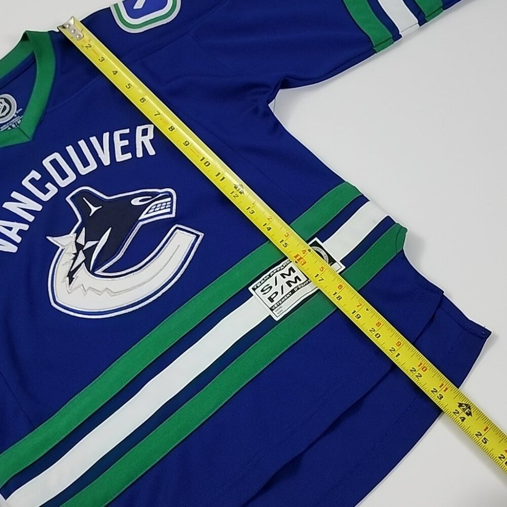 NHL Vancouver Canucks Youth Hockey Jersey Reebok Blue Classic Style Home Sz S/M - Picture 11 of 11